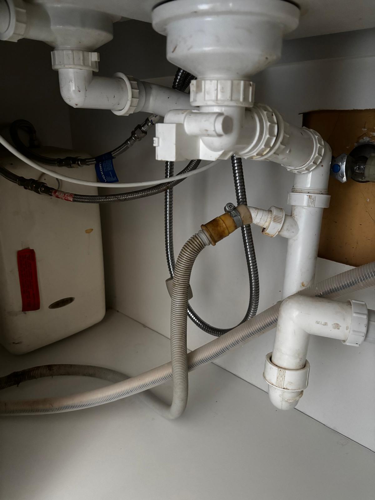 Vodoinstalater zamjenjuje sifon Zagreb